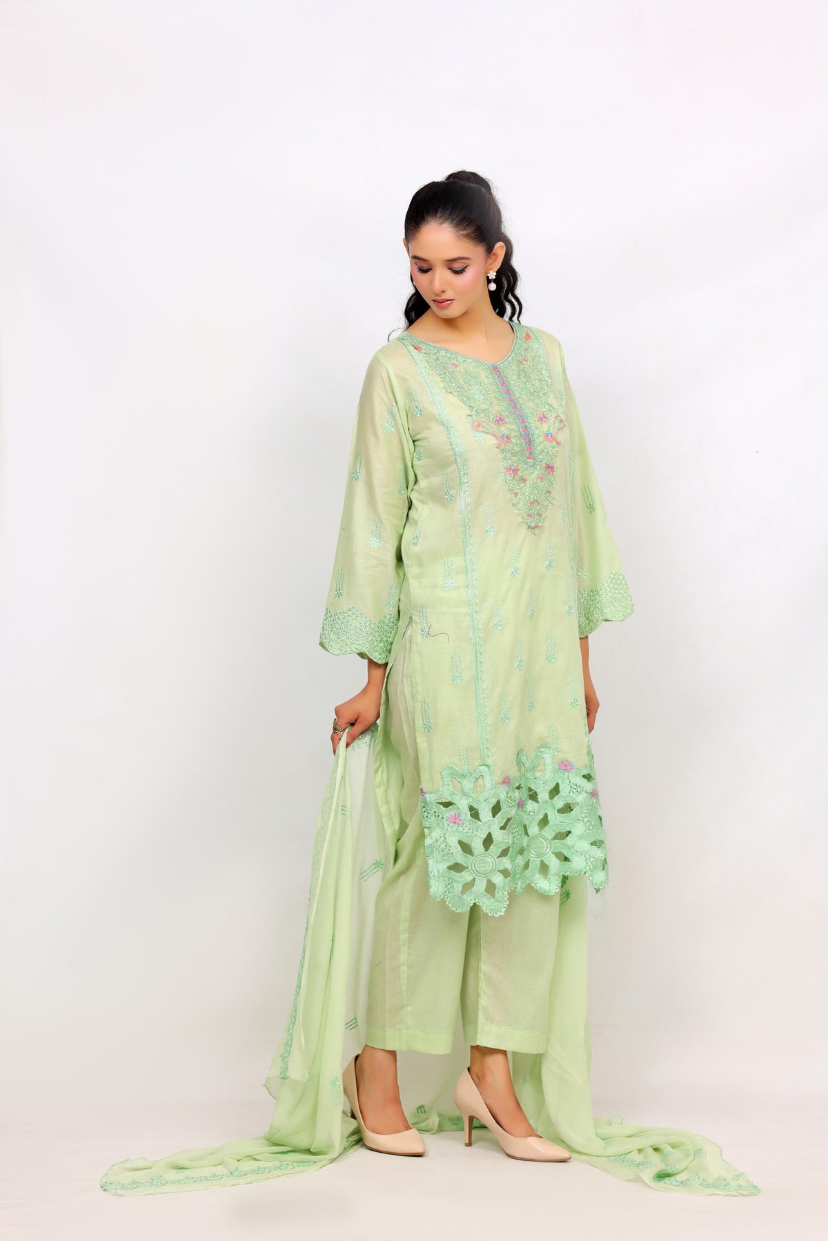 FF3026 – 3PC Stitched Embroidered Lawn Suit