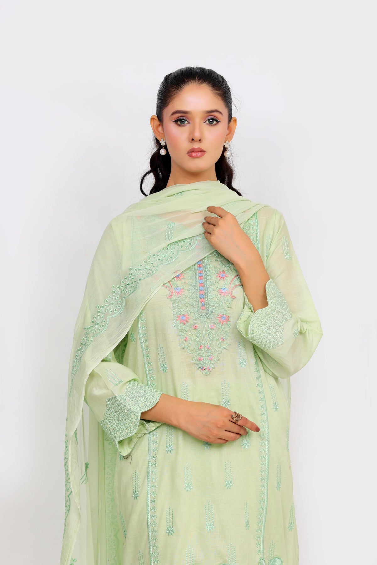FF3026 – 3PC Stitched Embroidered Lawn Suit