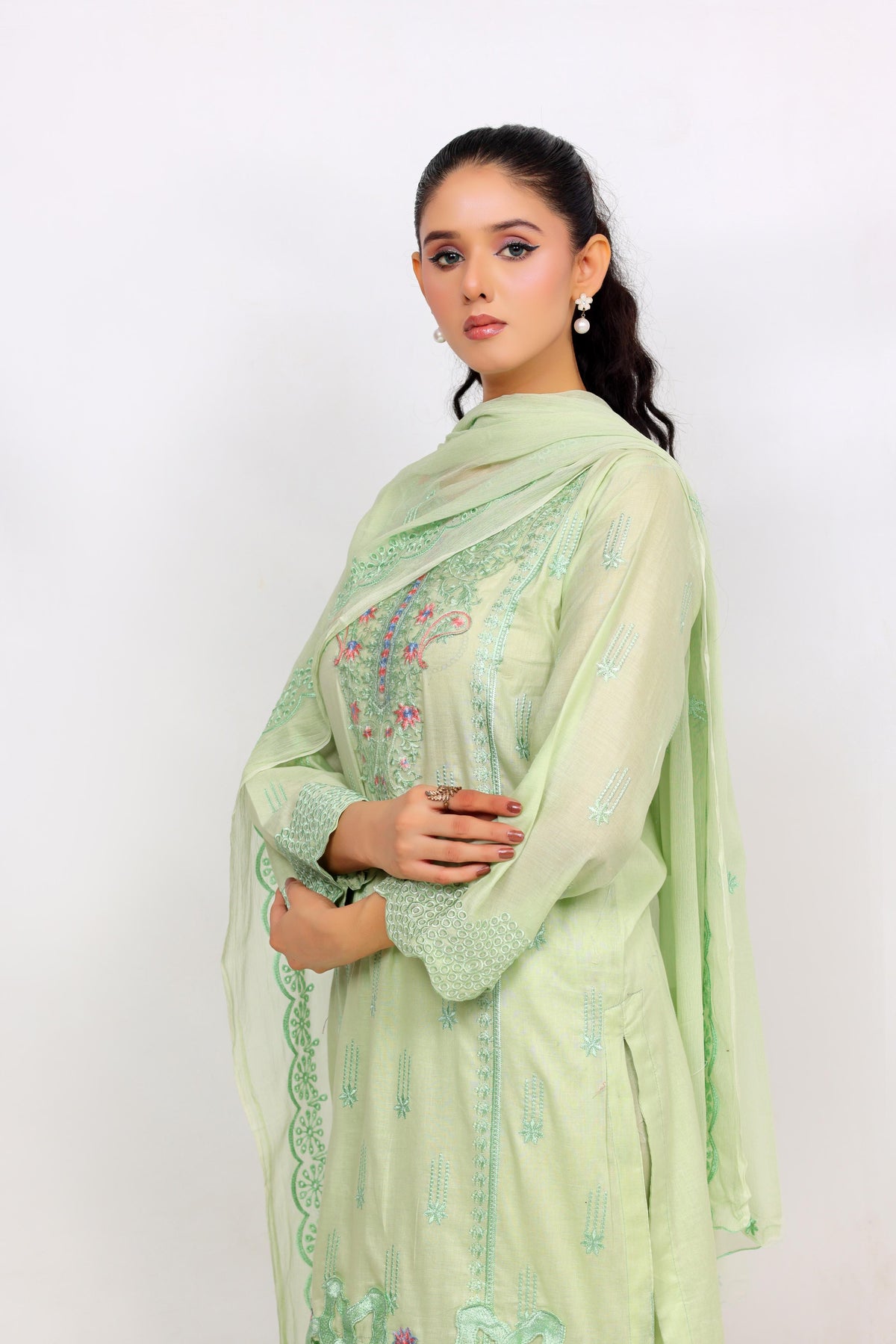 FF3026 – 3PC Stitched Embroidered Lawn Suit